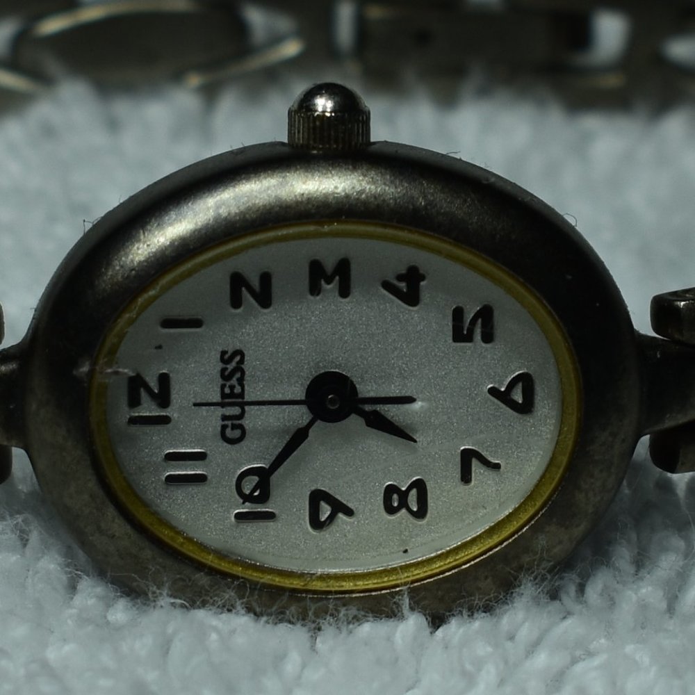 Vintage Guess Titanium Qwartz Watch w/ White Face - Picture 4 of 16